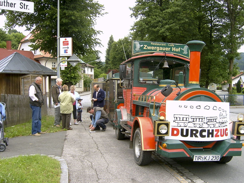 Durchzug 2008 mit der Zwergauer Touristenbahn